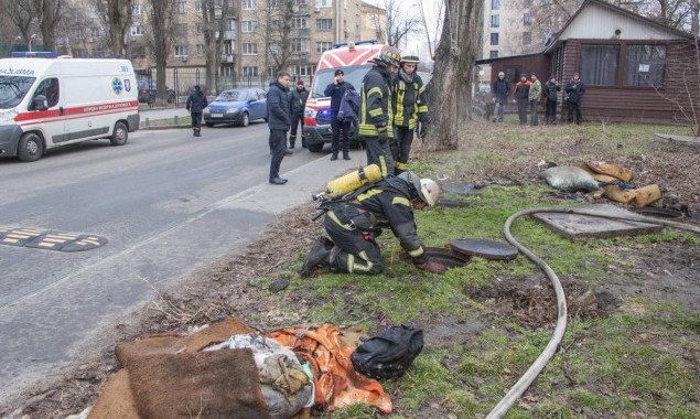 Во время пожара в люке теплотрассы в Голосеевском районе Киева обнаружили тела трех человек (фото, видео)