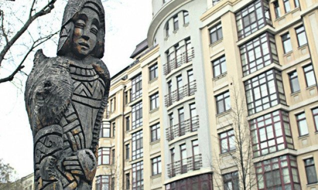 Киевские коммунальщики демонтировали деревянную скульптуру египетской жрицы на Золотоворотском проезде