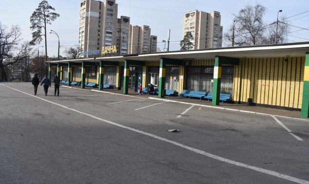 Столичным властям предложили перенести конечную остановку пригородного транспорта возле метро “Житомирская” (фото)