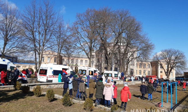 Из-за распыления слезоточивого газа в Сквире на Киевщине госпитализировали 16 детей