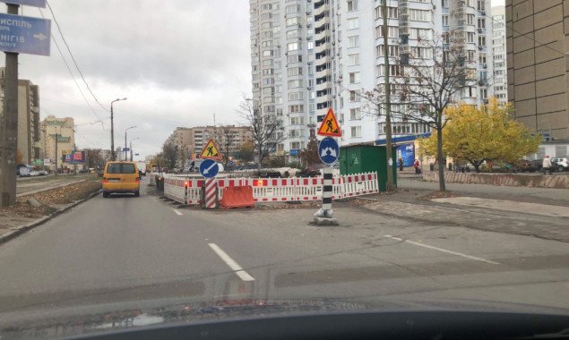 Из-за коммунальщиков более полутора лет перекрыто две полосы из трех на улице Тростянецкой в Киеве