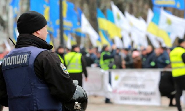 В центр Киева стягивают полицию и Нацгвардию