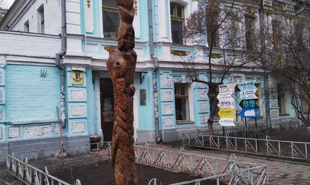 Скульптура египетской жрицы вернулась на свое место в центре Киева (фото)