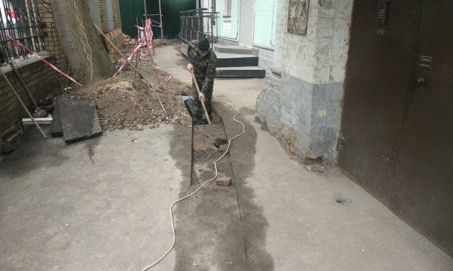 Компания скандального застройщика Ваврыша без разрешения выкопала траншею во дворе жилого дома на Подоле (фото)