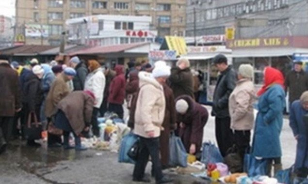 Главу Днепровского района Киева попросили ликвидировать многочисленные точки стихийной торговли на Березняках