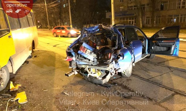 В Киеве автомобиль Audi выехал на встречку и врезался в автобус с пассажирами, есть пострадавшие (фото, видео)