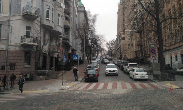 В центре Киева обустроили красно-белый мощеный пешеходный переход (фото)