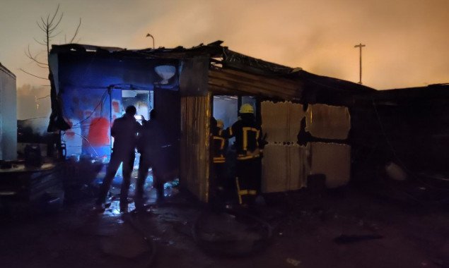 На столичной Троещине пожар в гаражном кооперативе перекинулся на автоприцепы (фото)