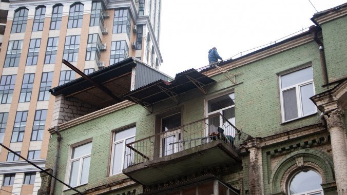 В центре Киева на крыше жилого дома появилась надстройка (фото, видео)