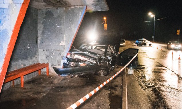 В киевских Бортничах из-за ДТП автомобиль врезался в остановку транспорта, пострадали три человека (фото, видео)