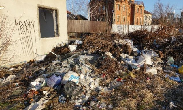 Жителей Печерского района столицы беспокоят уничтоженные межевые знаки на улице Ольшанской