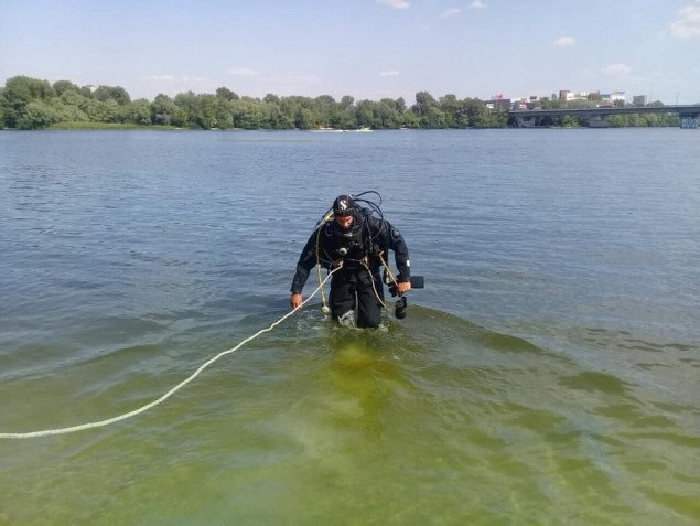 Из Днепра в Киеве водолазы-спасатели достали тело мужчины