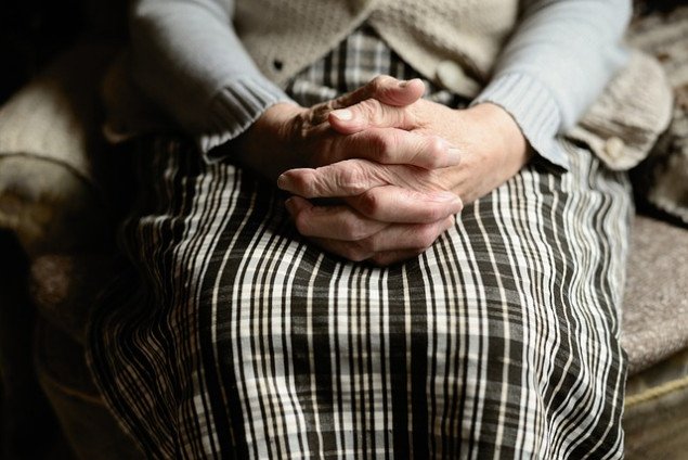Премьер-министр Шмыгаль поручил провести ряд информкампаний о помощи пожилым людям во время эпидемии COVID-19