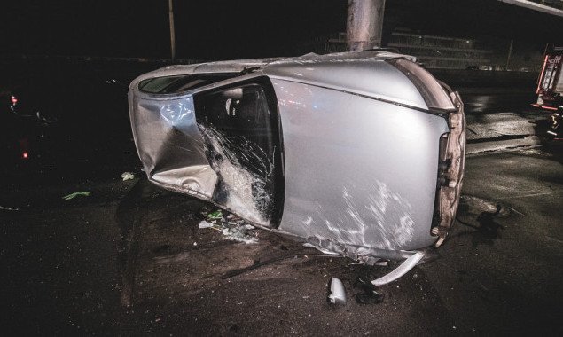 На столичном Подоле автомобиль вылетел с дороги, врезался в столб и перевернулся (фото, видео)