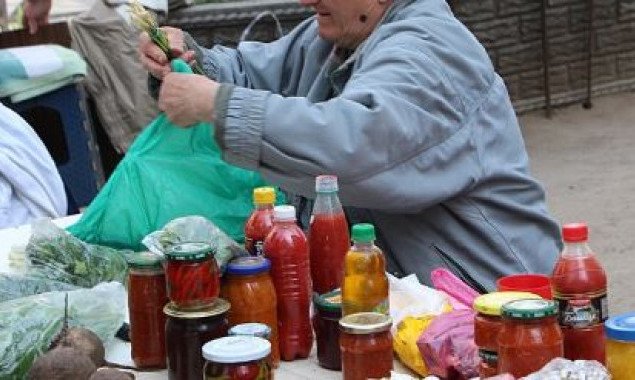В Киеве женщине присудили штраф на 17 тысяч гривен за торговлю с рук продуктами питания