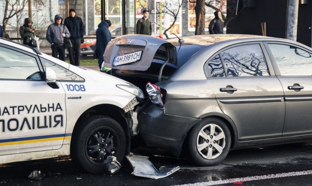 В Киеве полицейский Prius въехал в два других автомобиля, пассажиры одного из них напали на патрульных (фото, видео)