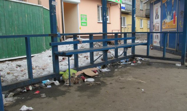 Киевлян призывают сообщать об остановках транспорта без урн