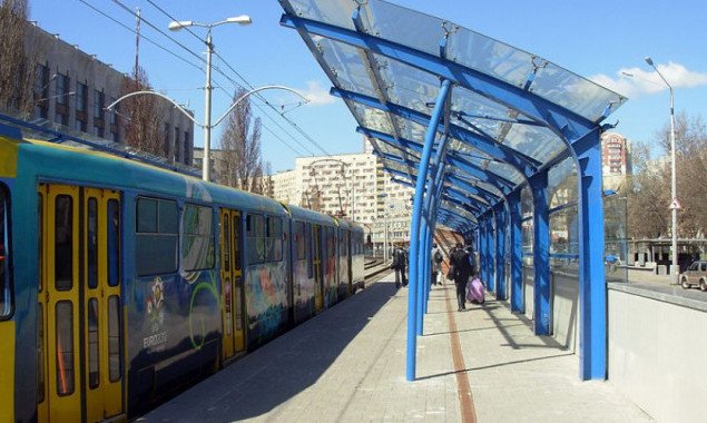 В Киеве переименовали остановку автобусов №2 и №118 “Станция скоростного трамвая “Полевая”