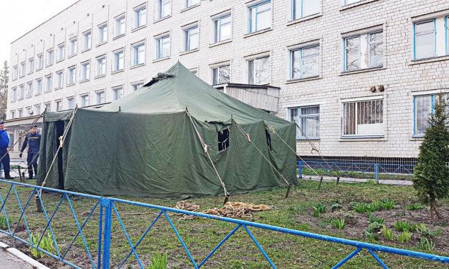 На Киевщине возле больниц начали устанавливать палатки для сортировки заболевших COVID-19 (фото)