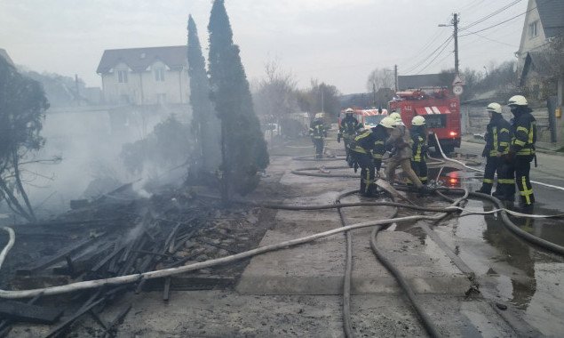 В Голосеевском районе Киева сгорел трехэтажный частный дом (фото)