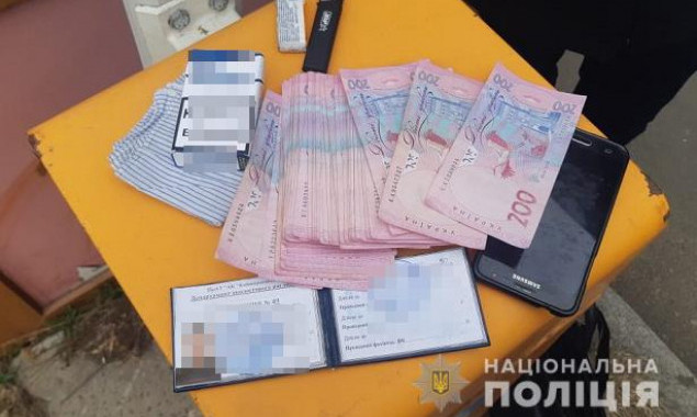 Полиция задержала при получении 15 тысяч гривен взятки сотрудника “Киевводоканала” (фото)