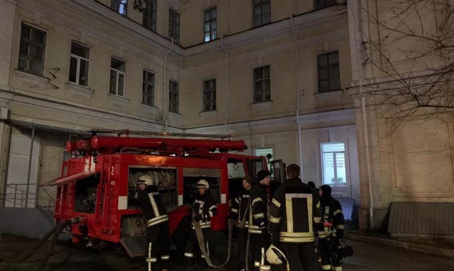 Из-за пожара в киевской больнице пришлось эвакуировать 13 пациентов