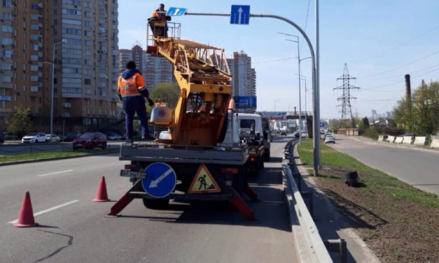 На Саперно-Слободской в Киеве коммунальщики демонтировали “светофор-призрак”