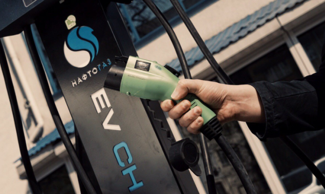 “Нафтогаз” установил свою первую электрозаправку на Кловском спуске в Киеве (видео)
