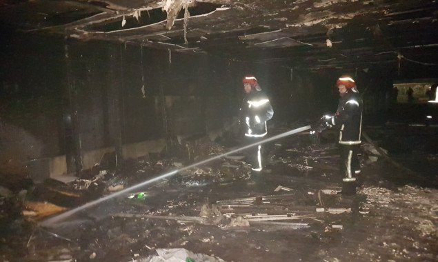 В подземном переходе у Южного вокзала в Киеве сгорели торговые роллеты (фото)