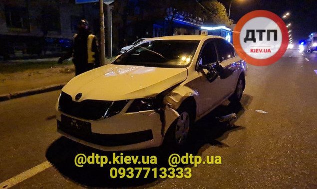 На Харьковском шоссе в Киеве автомобиль МВД насмерть сбил перебегавшего дорогу пешехода (фото, видео)