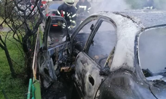 На столичной Оболони спасатели обнаружили труп в сгоревшем автомобиле