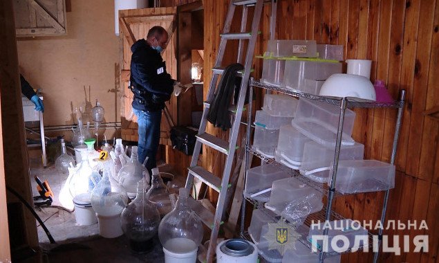 В Киеве полиция задержала организованную группу наркодилеров и изъяла рекордную партию метадона (фото, видео)