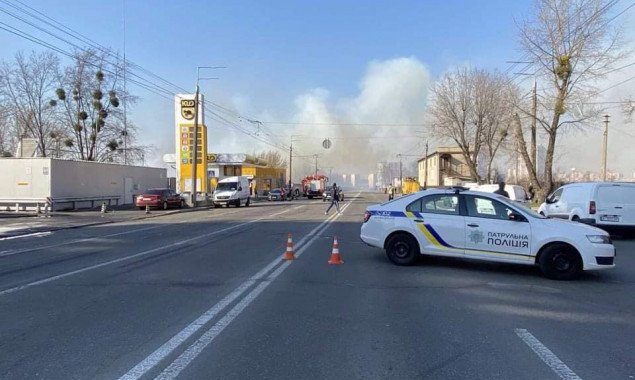 Из-за масштабного пожара в Киеве перекрыли движение от улицы Выговского до проспекта Правды (фото)