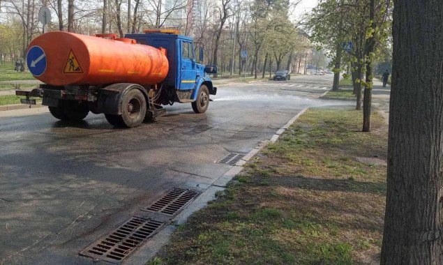 Коммунальщики усиленно моют улицы во всех районах Киева (фото)