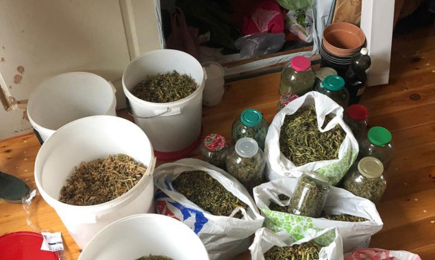 Полиция Вышгородщины обнаружила в частном доме ведра, предположительно, с наркотиками