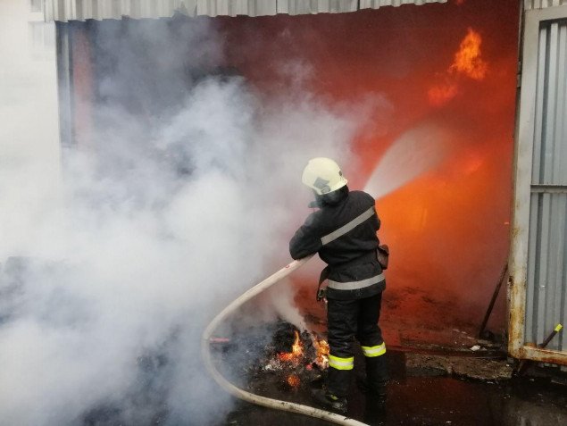 В Киеве на улице Островского сгорел склад на площади 100 кв м
