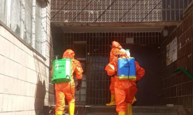 Спасатели продезинфицировали подъезд столичной 16-этажки, где выявили больного с коронавирусом