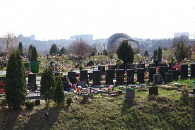 Киев решил организовать патрулирование кладбищ и запретить горожанам навещать могилы близких (документ)