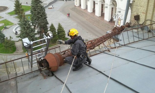 На крыше здания на столичном Крещатике упал металлический шпиль (фото)
