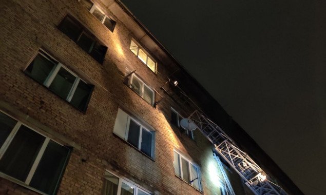 При пожаре в Подольском районе Киева один человек погиб, еще пятерых удалось эвакуировать (видео)