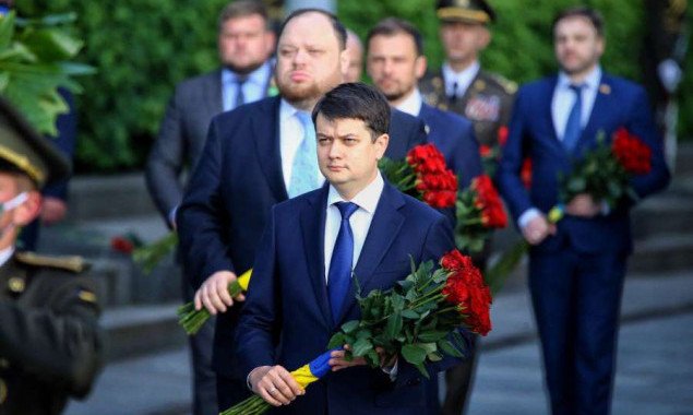 Спикер Верховной Рады Дмитрий Разумков возложил цветы к Мемориалу Вечной Славы (фото)