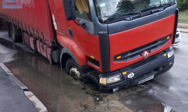 На улице Дегтяревской в Киеве колесо грузовика попало в провал на дороге