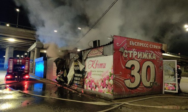 На столичных Выдубичах ночью горели торговые киоски (фото)