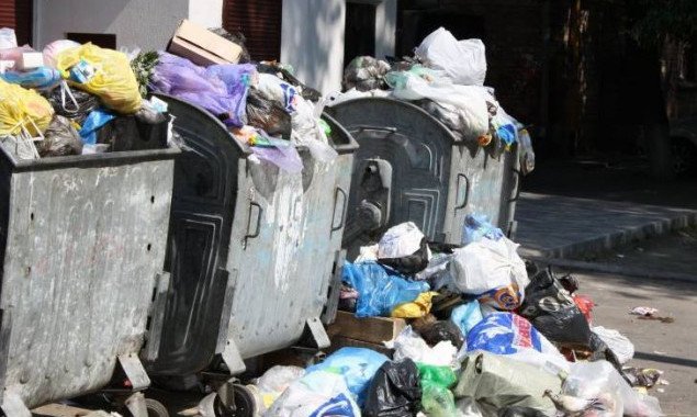 Коммунальщиков попросили обустроить площадки для мусорных контейнеров в Подольском районе Киева