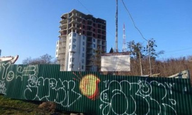 Суд снова наложил арест на скандальный недостроенный “дом Билозир” в Киеве