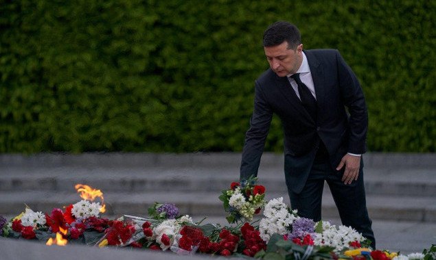 Президент Зеленский возложил цветы к Вечному огню в Киеве и поздравил украинцев с Днем победы над нацизмом (видео)