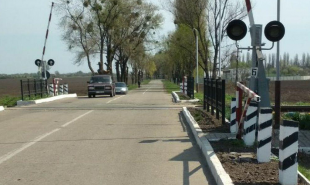 До 24 мая будет закрыто движение транспорта через переезд в Бородянке на Киевщине