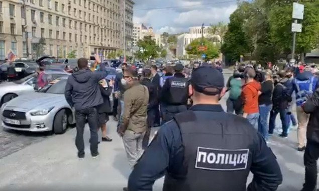 Протестующих в центре Киева предпринимателей полиция не пускает к зданию Кабмина (фото, видео)
