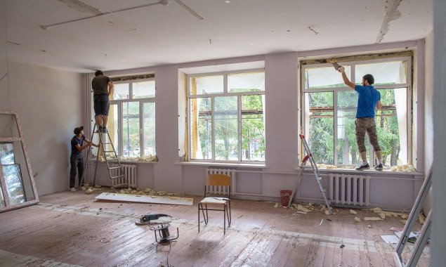 Директора компании-подрядчика подозревают в разворовывании средств на ремонты детсадов и школ в Днепровском районе Киева