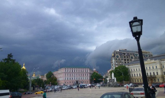 Киевлян предупреждают о грозе и шквальном ветре сегодня, 15 июня